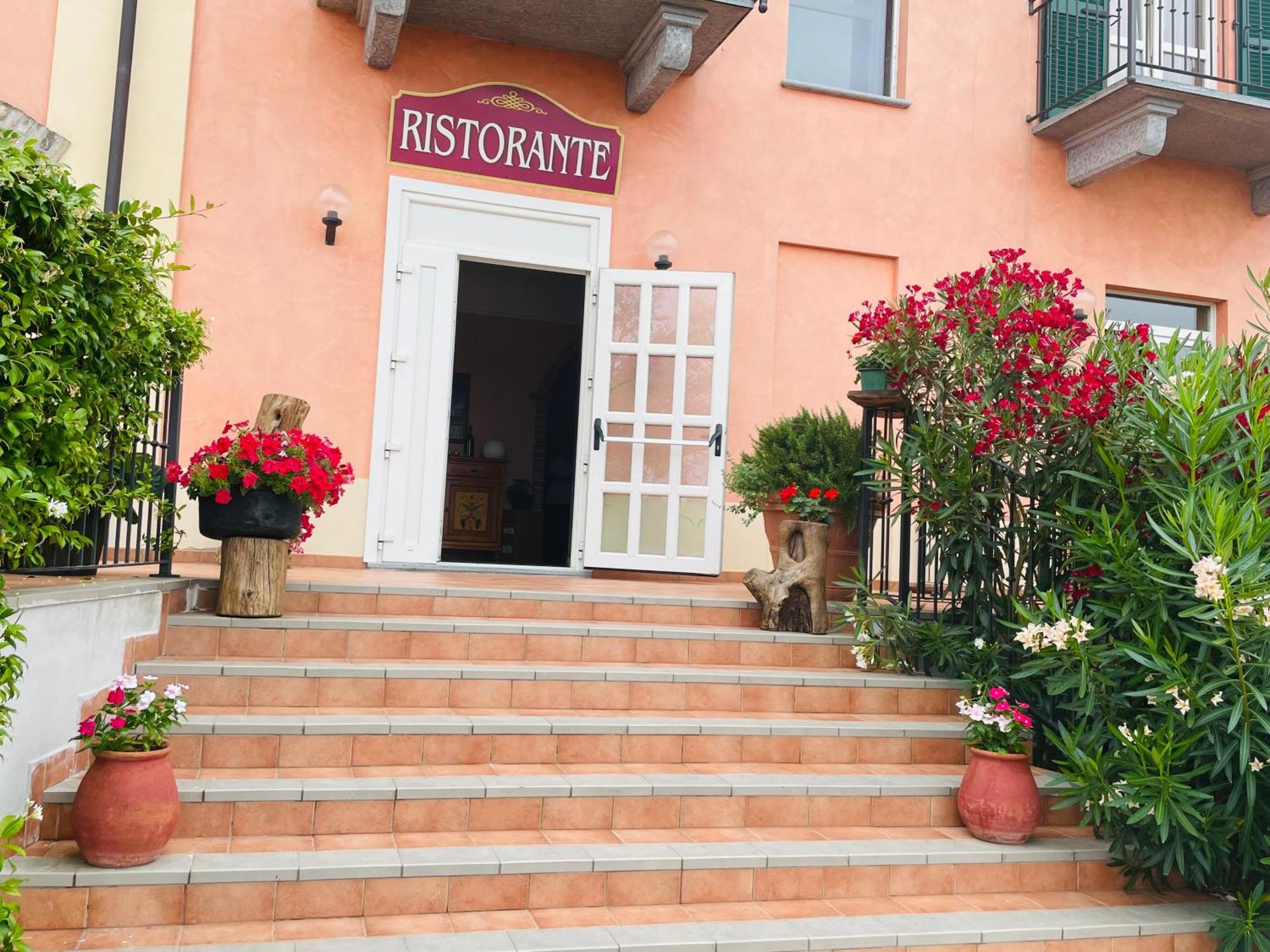 Hotel Ristorante Borgovecchio Montegrosso d'Asti Eksteriør billede
